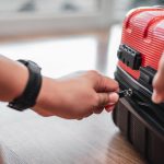 פיצוח קוד מנעול מזוודה עקב שיבוש הקוד – מה עושים כשנתקעים?